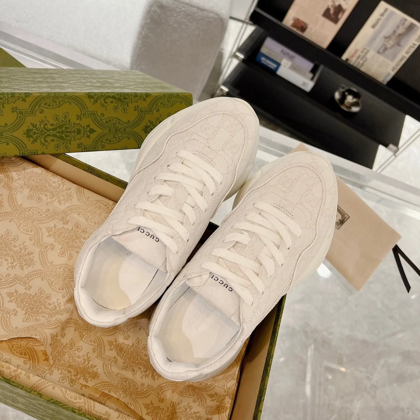 Hot price drop GG Voice-activated 100 Gucci SNEAKER RHYTON White