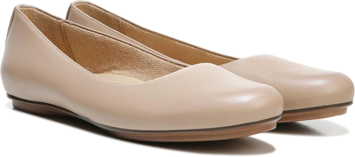 Naturalizer Women's Darry Slip-On Lightweight Lug Sole Heeled Loafer