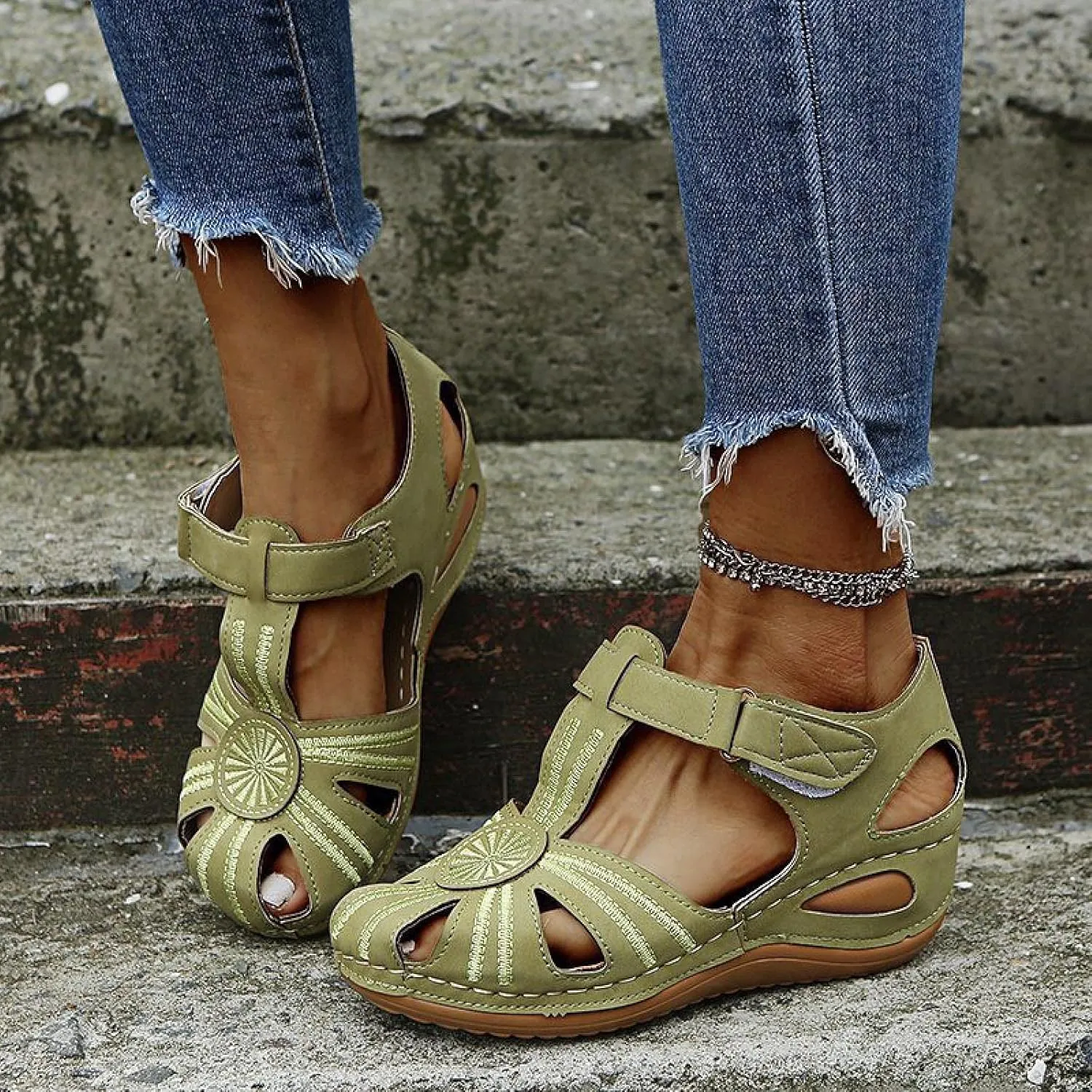oiangi Hook and Loop Sandals for Women Wedge Hollow Closed Toe Summer Solid Color Flowers Beach Shoes Comfortable Casual Ladies Outdoor Slides Sandalias