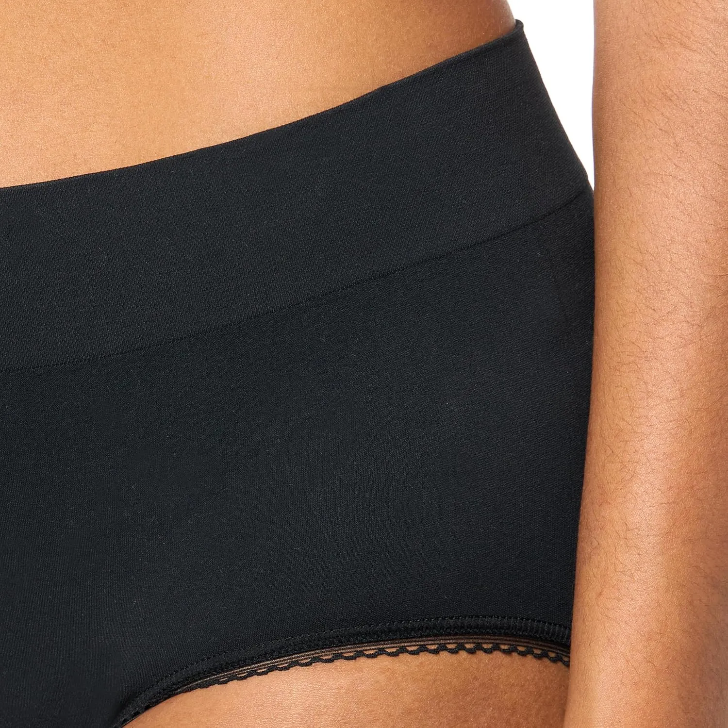 Wacoal Women's Feeling Flexible Seamless Brief Panty