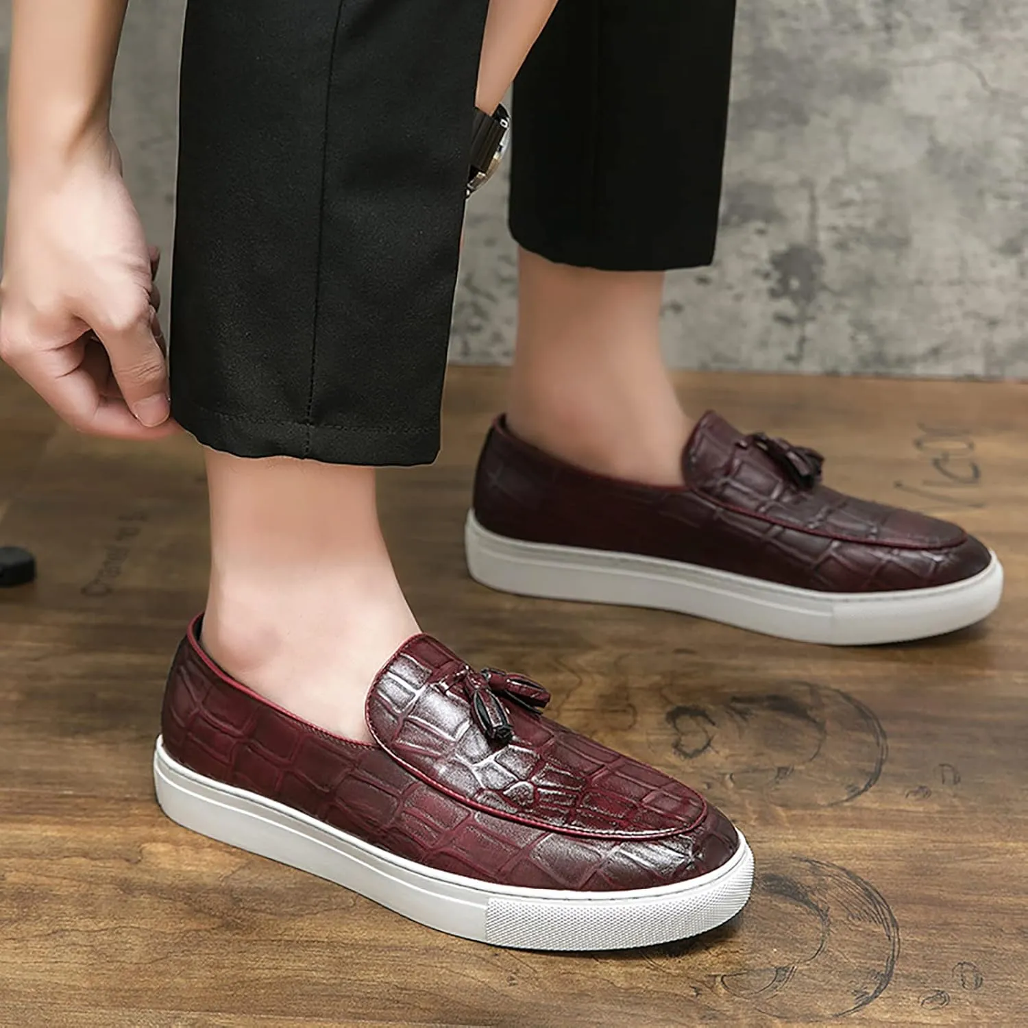 WENOREG Men's Leather Tassel Flat Slip-On Comfort Loafers,Fashion Round Toe Faux Crocodile Grain Flat Heel Anti-Slip Resistant Walking Causal Work Driving Party Shoes